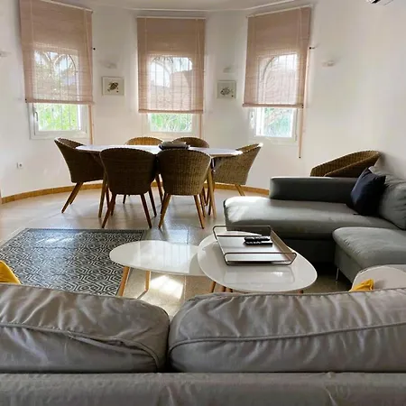 Villa En 8 Personas Con Piscina Privada Y Estacionamiento - Hisp-217-216 *