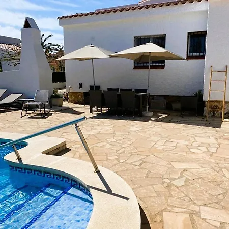Villa En 8 Personas Con Piscina Privada Y Estacionamiento - Hisp-217-216 *
